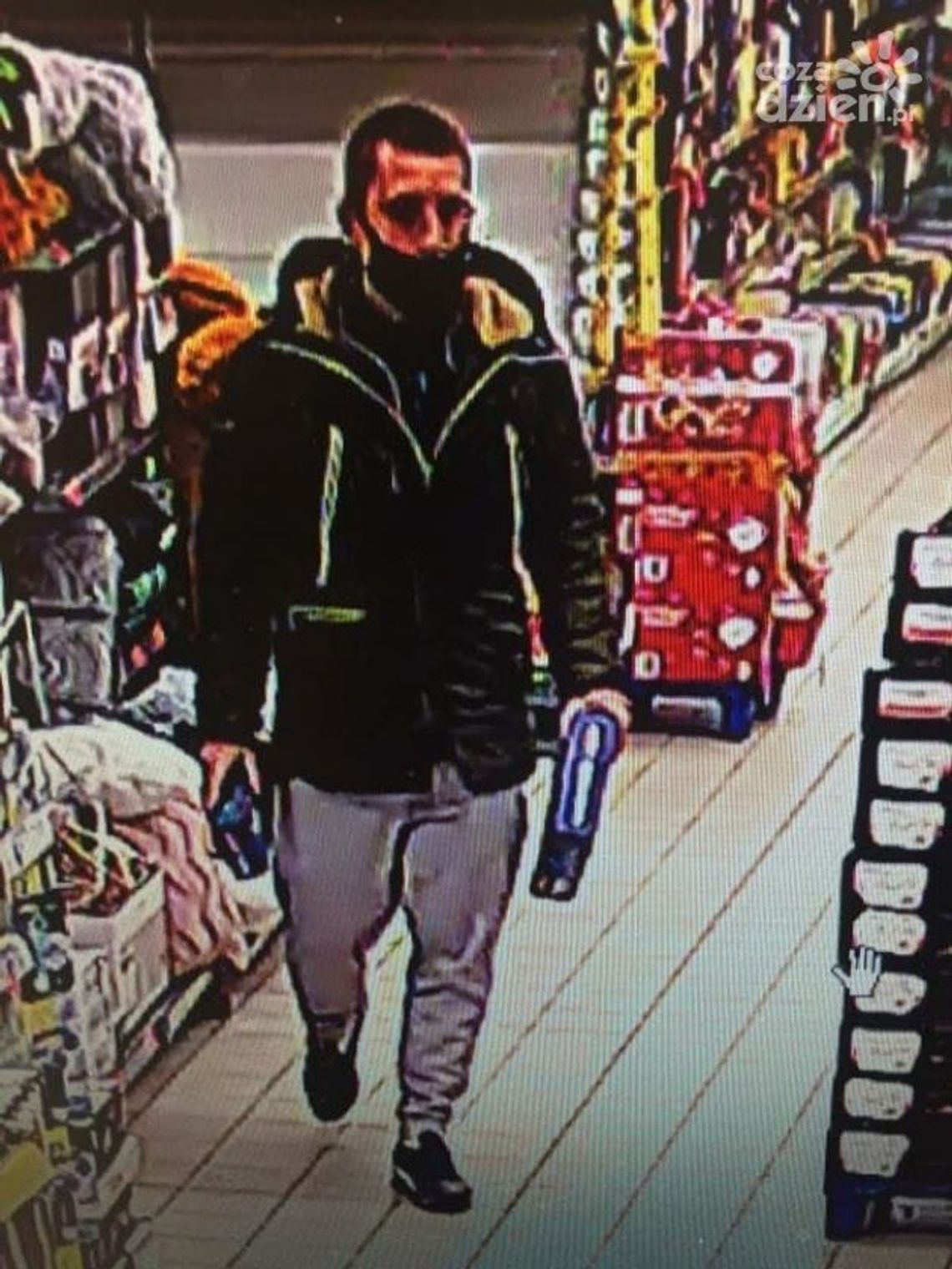 Ukradł sprzęt, uderzył i popchnął ochroniarza. Szuka go policja