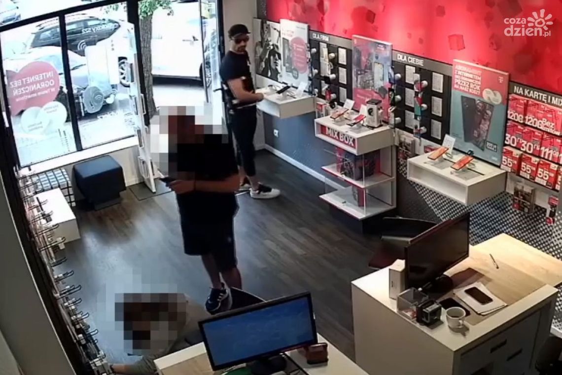 Ukradł telefon z półki wystawowej. Mężczyzny szuka policja