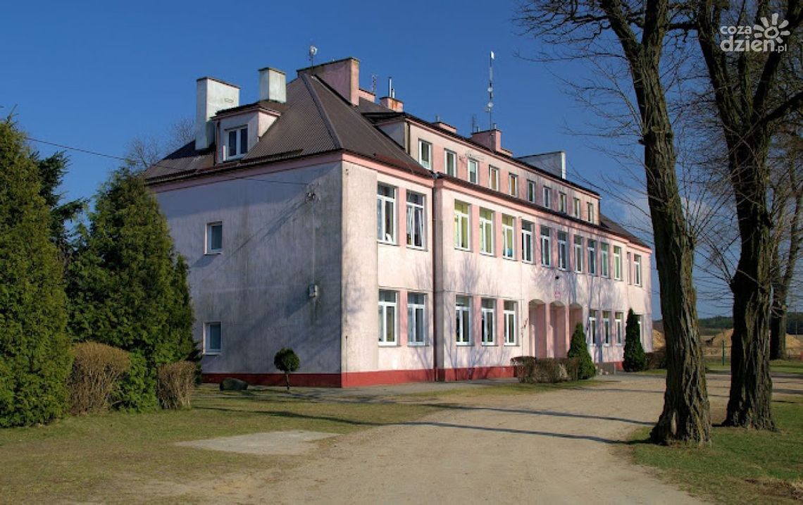 Unijne pieniądze dla szkoły w Chotumiu. Gmina Ciechanów zainwestuje w remont i fotowoltaikę