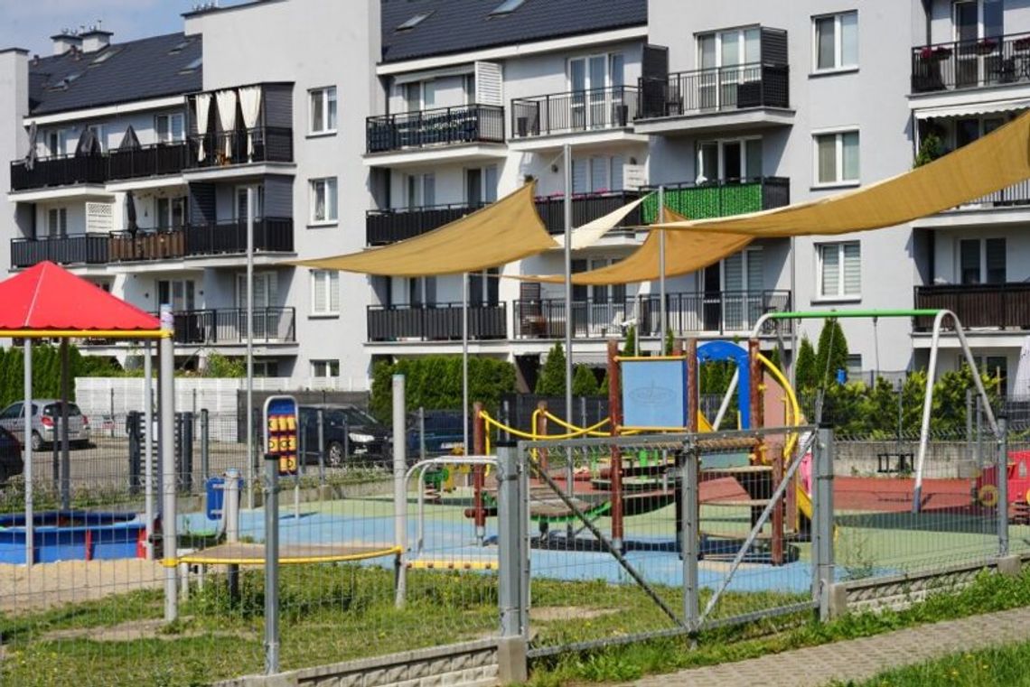 Unowocześniony plac zabaw i nowe miejsca parkingowe na os. Powstańców Wielkopolskich