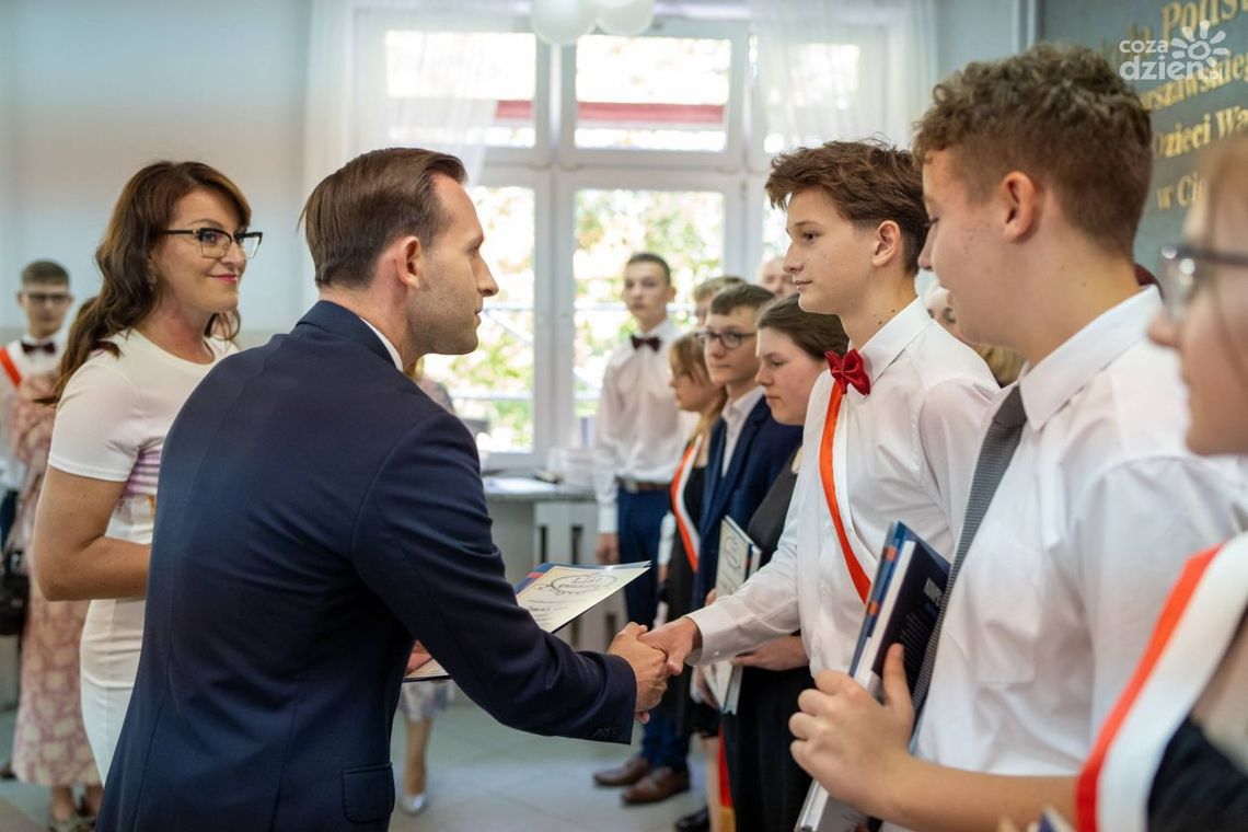 Uroczyste zakończenie roku szkolnego w Ciechanowie z udziałem prezydenta Krzysztofa Kosińskiego