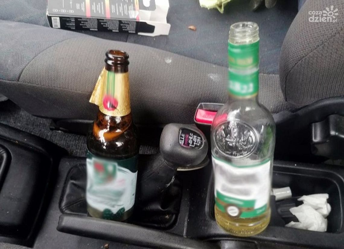 Urządził sobie rajd w pobliżu szkoły. Przy podłokietniku trzymał butelkę wódki i piwo