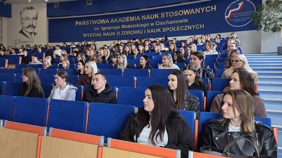 "Usłyszeć więcej niż słowa" - sympozjum naukowe w ciechanowskiej PANS o komunikacji z osobą w kryzysie Uczestnicy sympozjum w PANS