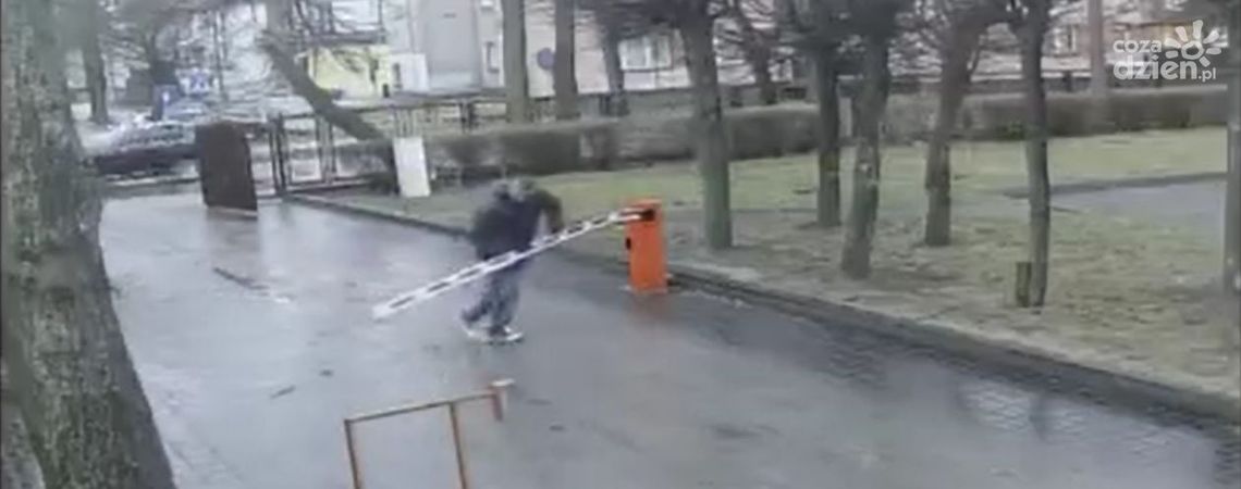 Uszkodził szlaban, szuka go policja!