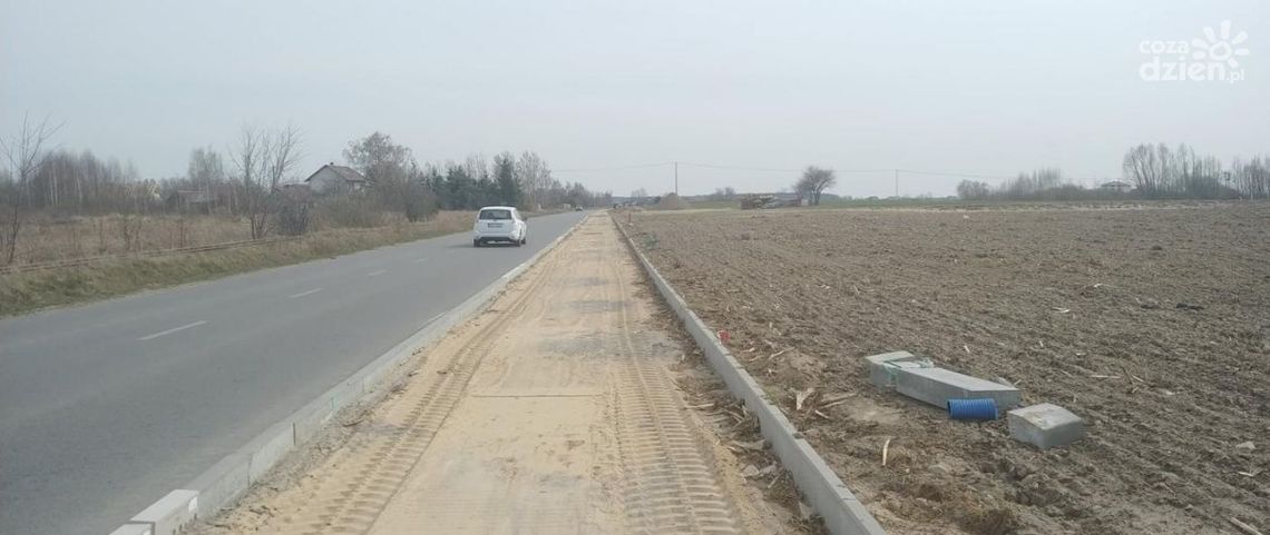 W bardzo szybkim tempie powstaje ścieżka pieszo - rowerowa od Przasnysza w kierunku Gostkowa