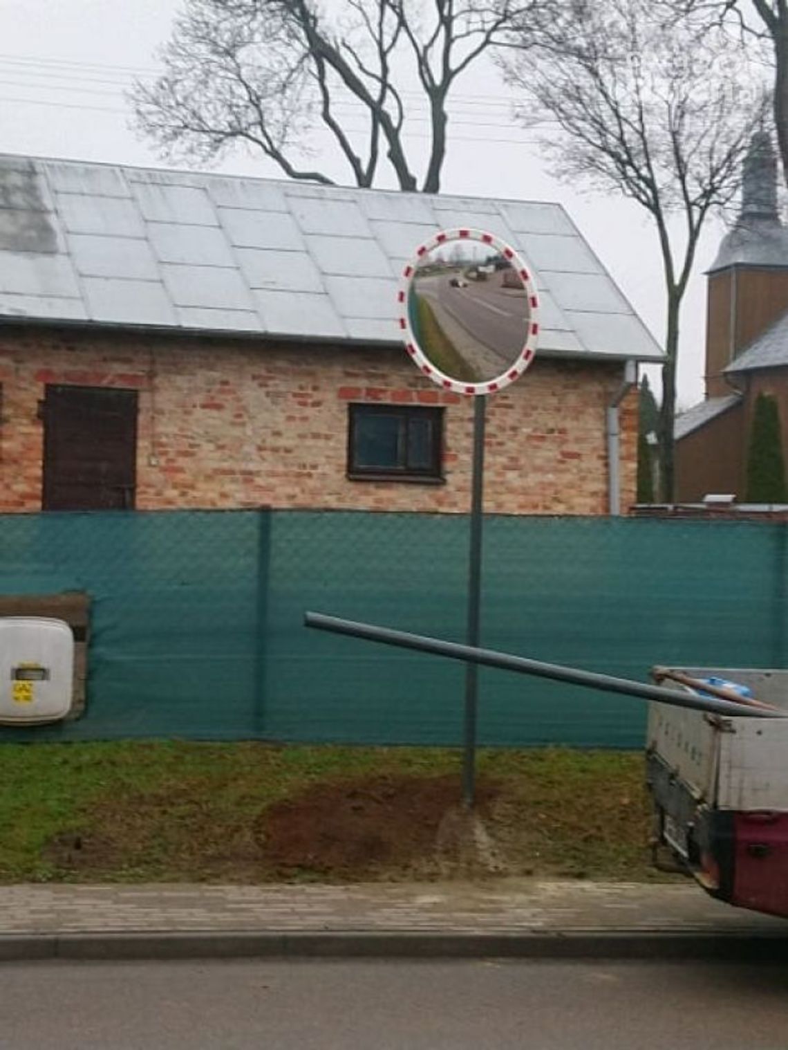 W Lekowie pojawiły się lustra drogowe