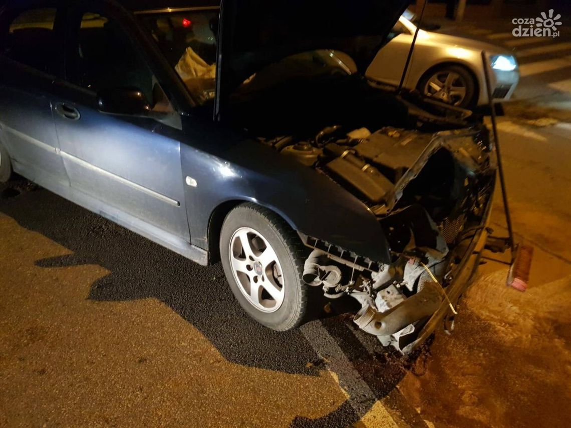 W Mławie pijany kierowca staranował sygnalizację świetlną