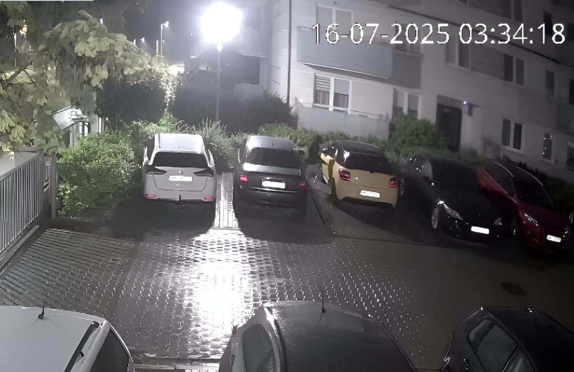 Wandal porysował auto na parkingu w Mławie. Policja publikuje nagranie z monitoringu