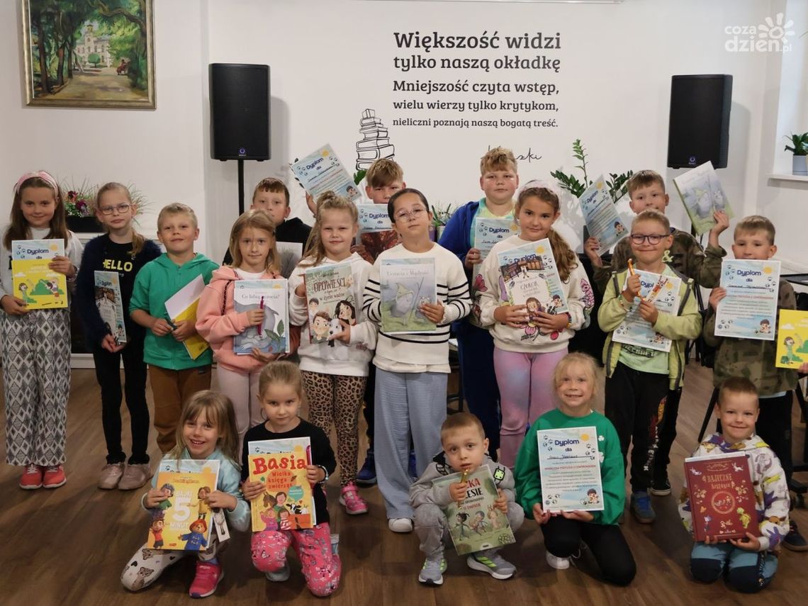 Warsztaty z psem terapeutycznym w Bibliotece – dzieci uczyły się empatii i odpowiedzialności