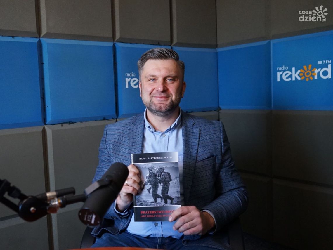 Weterani, braterstwo broni i życie po misji – debata i badania dr. Rafała Panfila Weterani, braterstwo broni i życie po misji – debata i badania dr. Rafała Panfila