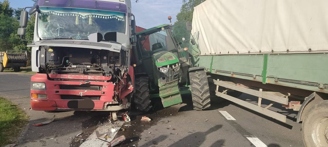 Więcej maszyn rolniczych na drogach podczas żniw. Policja apeluje o ostrożność