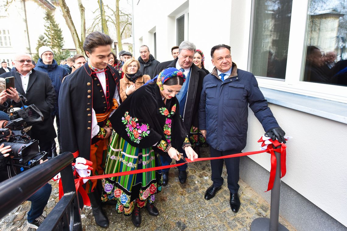 Większy parking i wyremontowana bursa. To wszystko dla artystów znanego zespołu