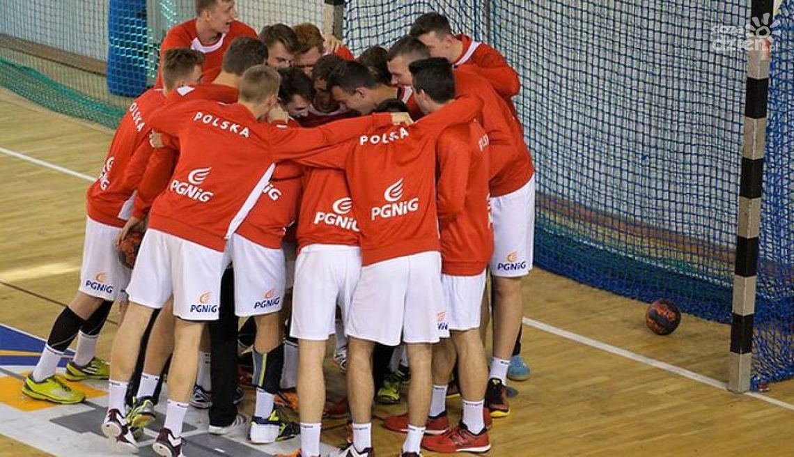 Wielka piłka ręczna nad Łydynią
