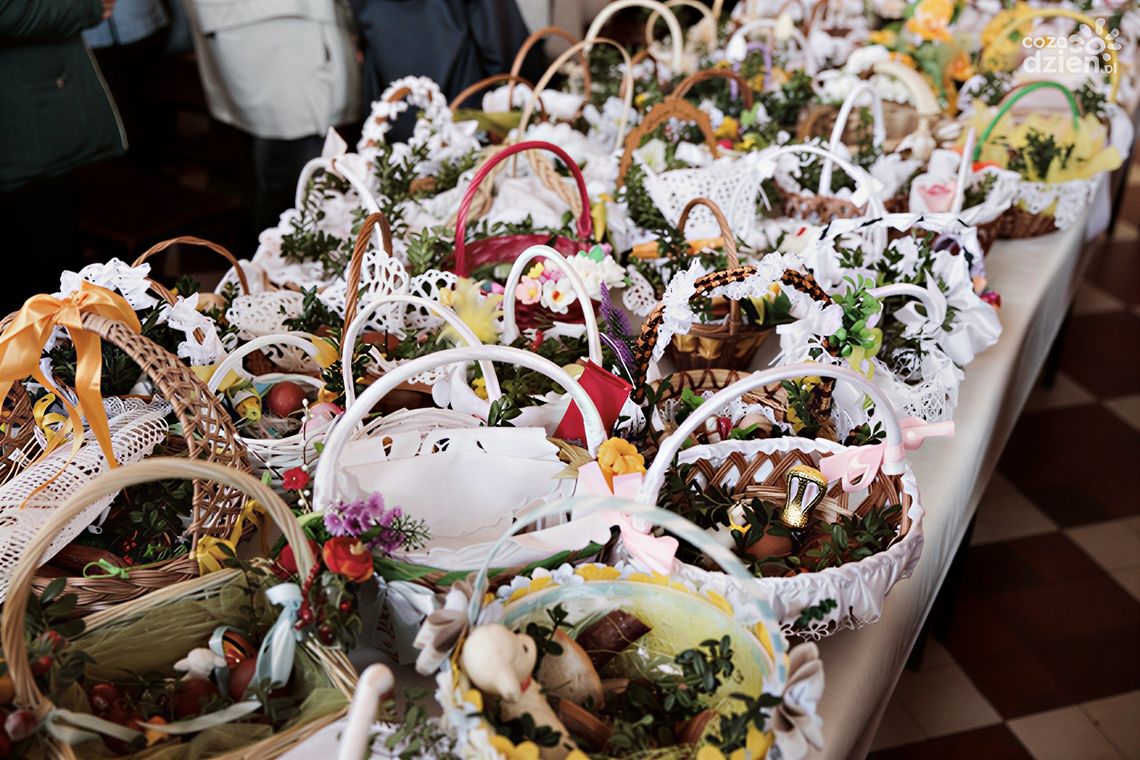 Wielka Sobota na Mazowszu – tradycje, które łączą pokolenia Święconki w koszyczkach na stole