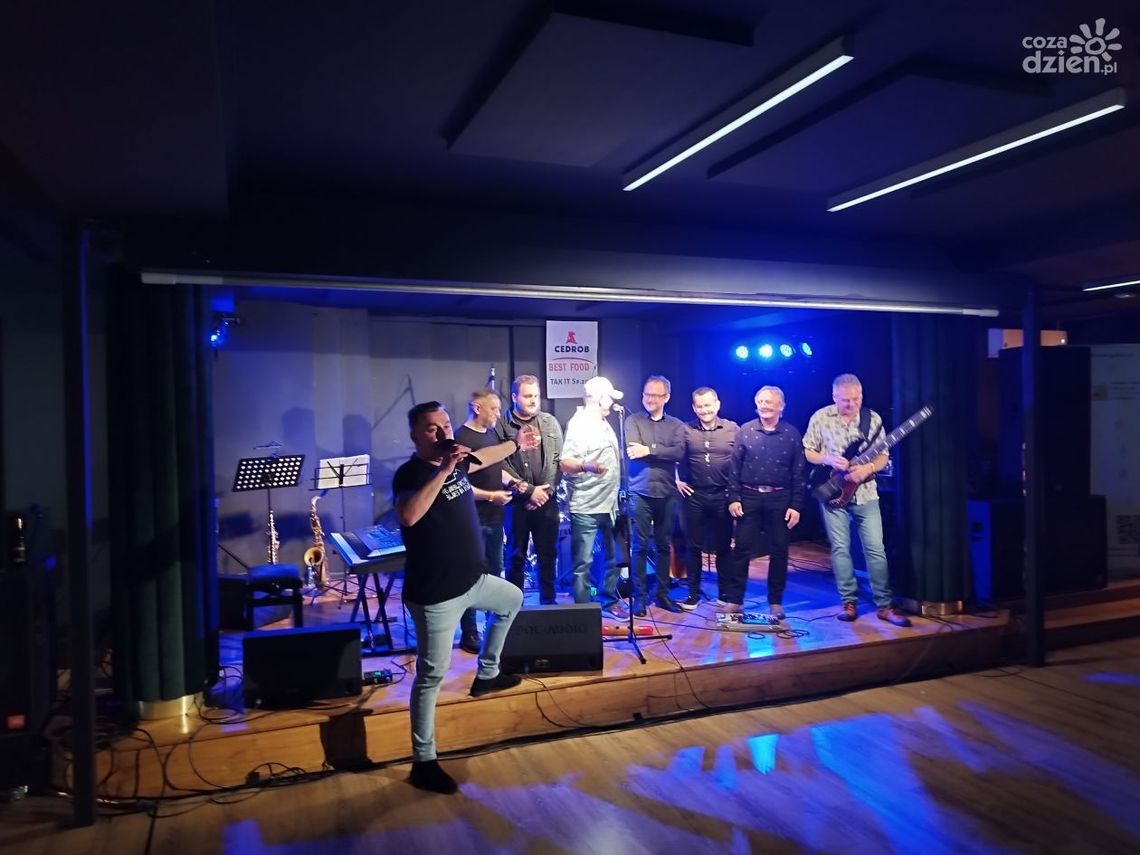 Wiosenny Koncert Bluesowy w Kawiarni Artystycznej – Niezapomniane Muzyczne Doznania!