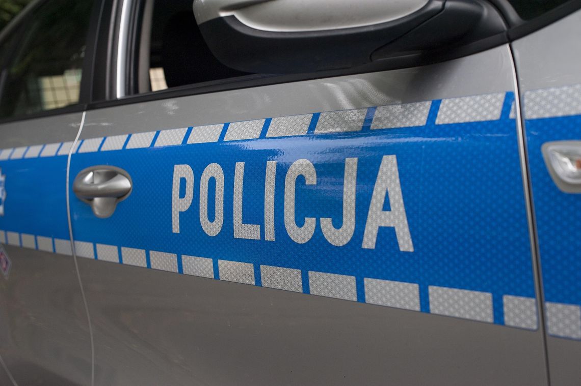 Wjechał na przejazd kolejowy przy czerwonym świetle. Kierowca odpowie przed sądem