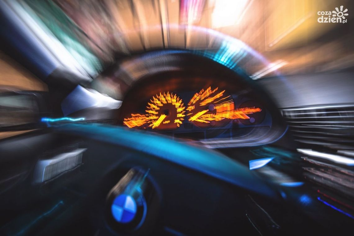 Wjechał w ogrodzenie, ściął kilka znaków drogowych  i uciekł. Kierowcę BMW szuka policja