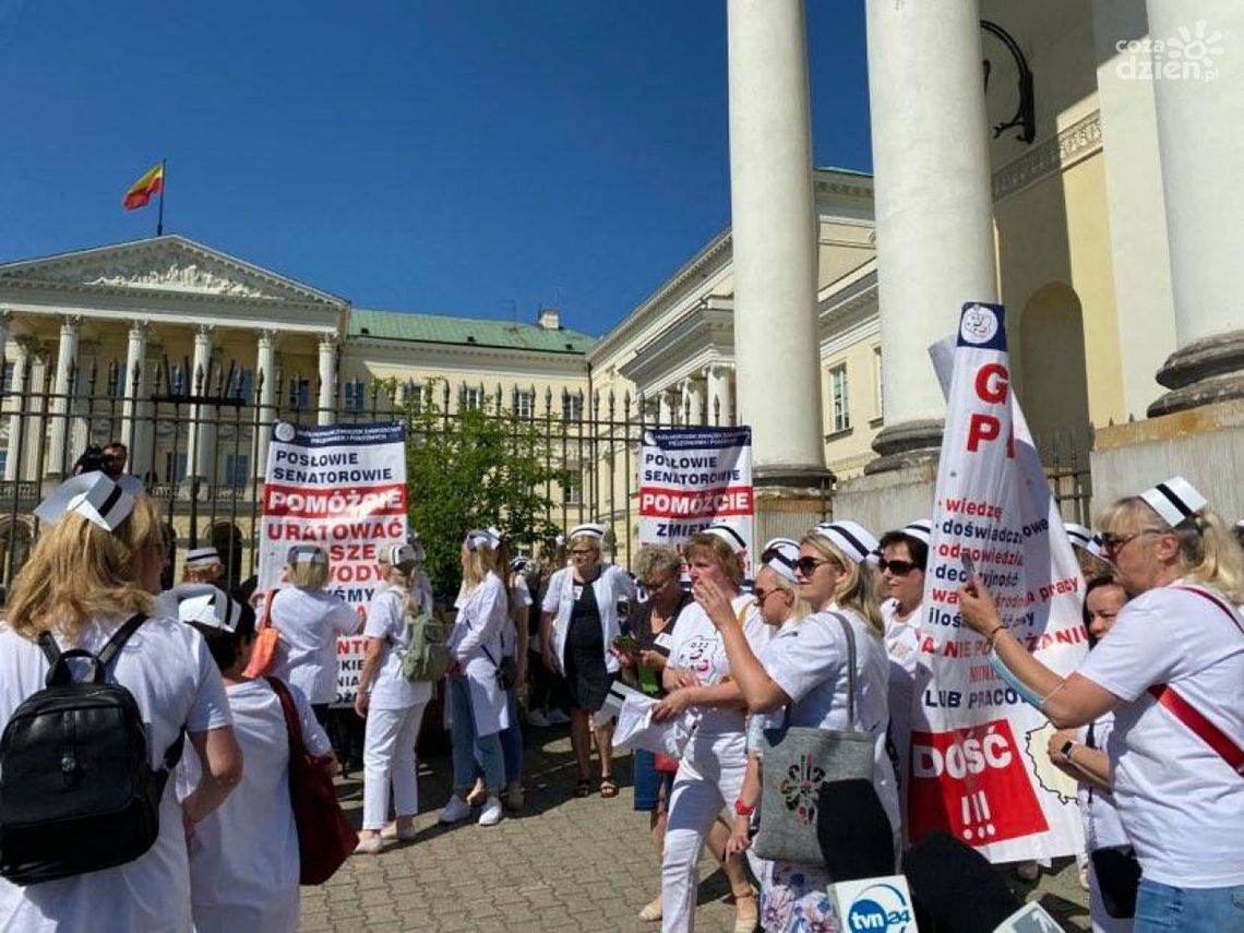 Wojewoda mazowiecki wygwizdany przez protestujące pielęgniarki