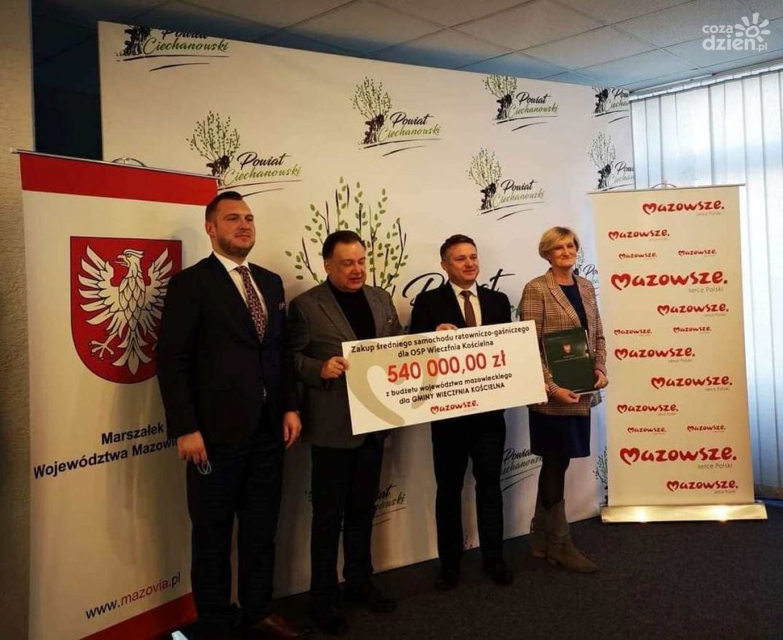 Wóz strażacki za pół miliona złotych dla OSP Wieczfnia Kościelna