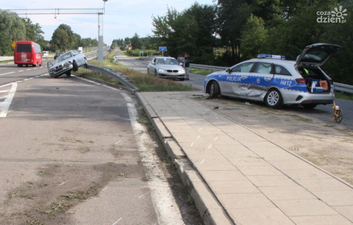 Wpadł w poślizg i uderzył w radiowóz