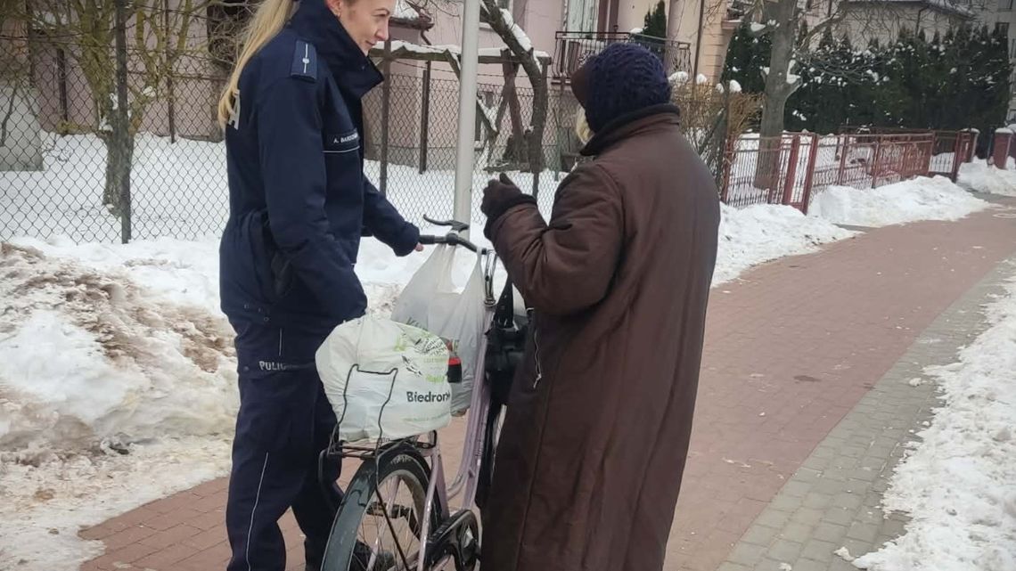 Policjantka pomaga seniorce