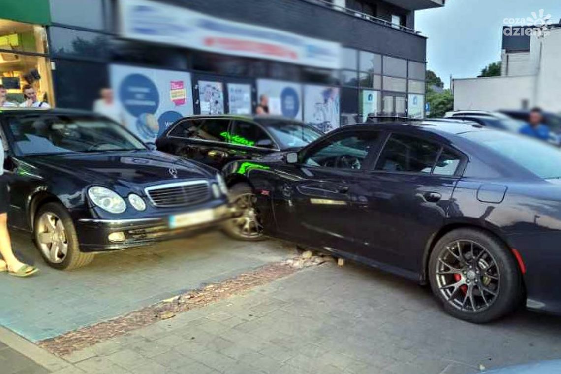 Wszystkiemu winien ciechanowianin. Wjechał na parking, uszkodził wiatę i zaparkowane samochody