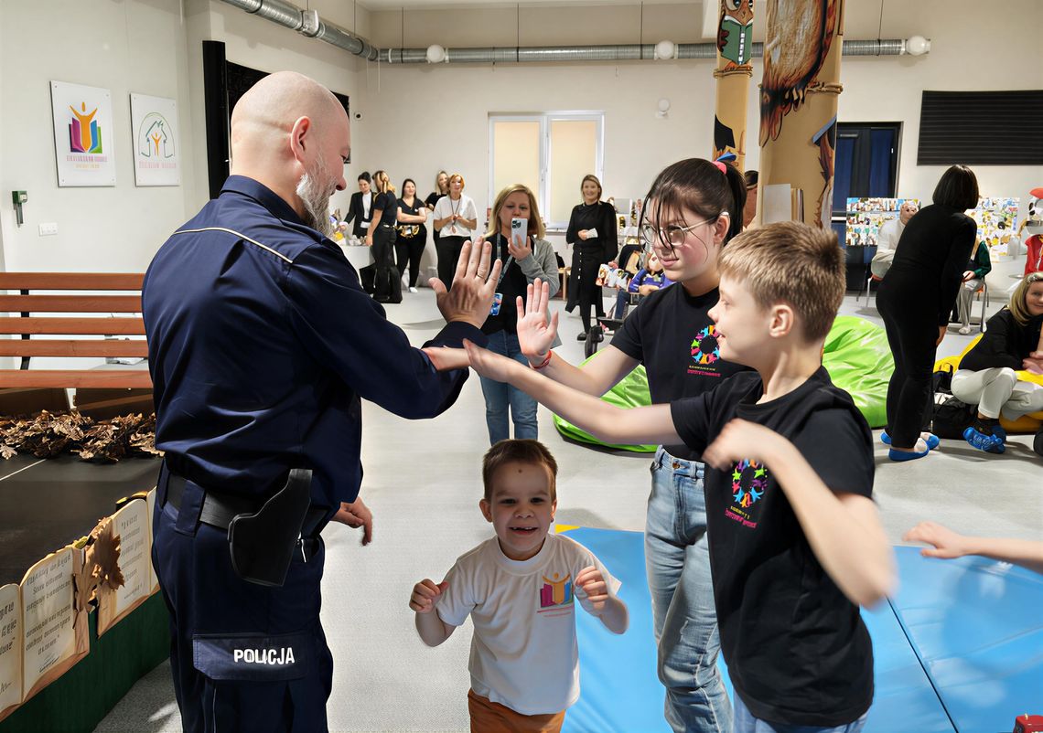 Dzieci z ZOL w Czubakach z policjantem