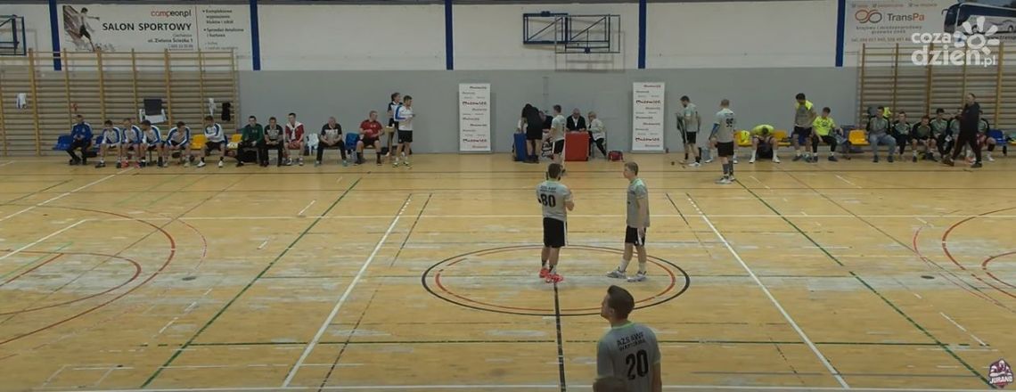 Wygląda paskudnie, będzie jak nowa. Nawierzchnia w ciechanowskiej hali sportowej do remontu