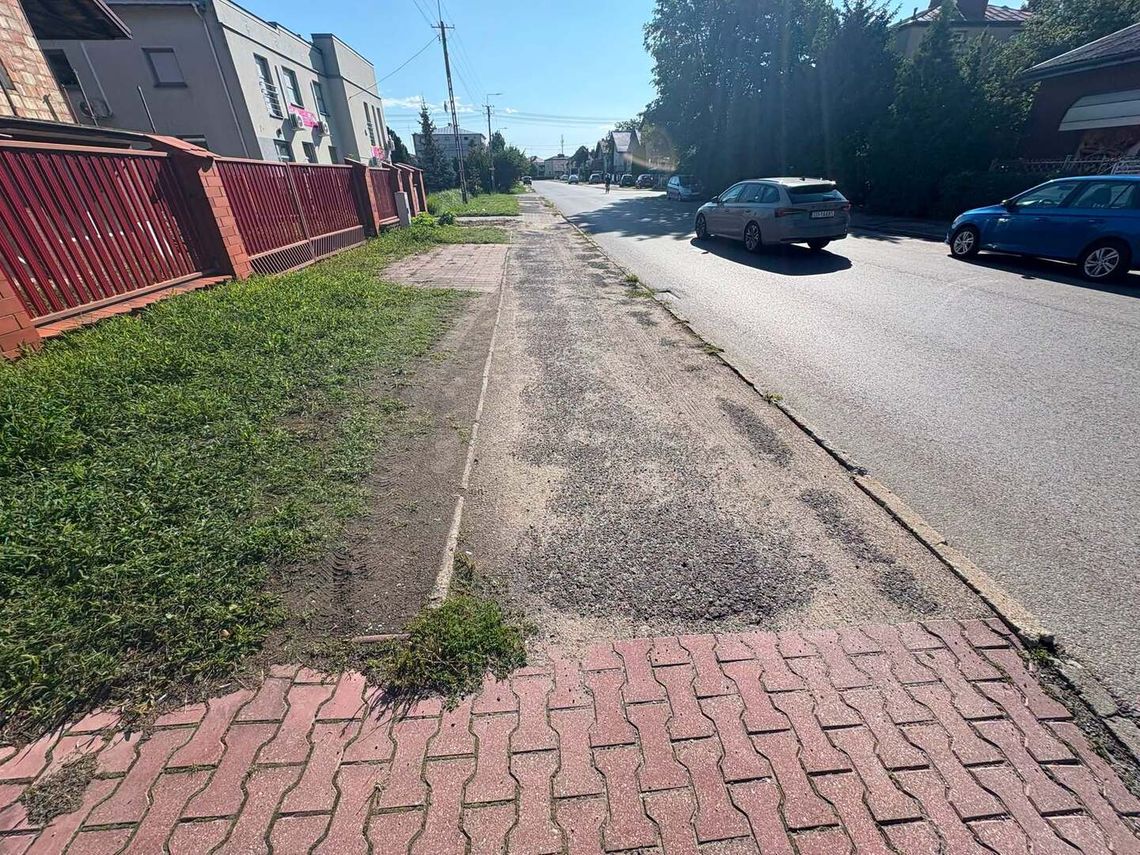 Wygodniej i bezpieczniej na ul. Wojska Polskiego w Płońsku. Ruszyła wymiana chodników