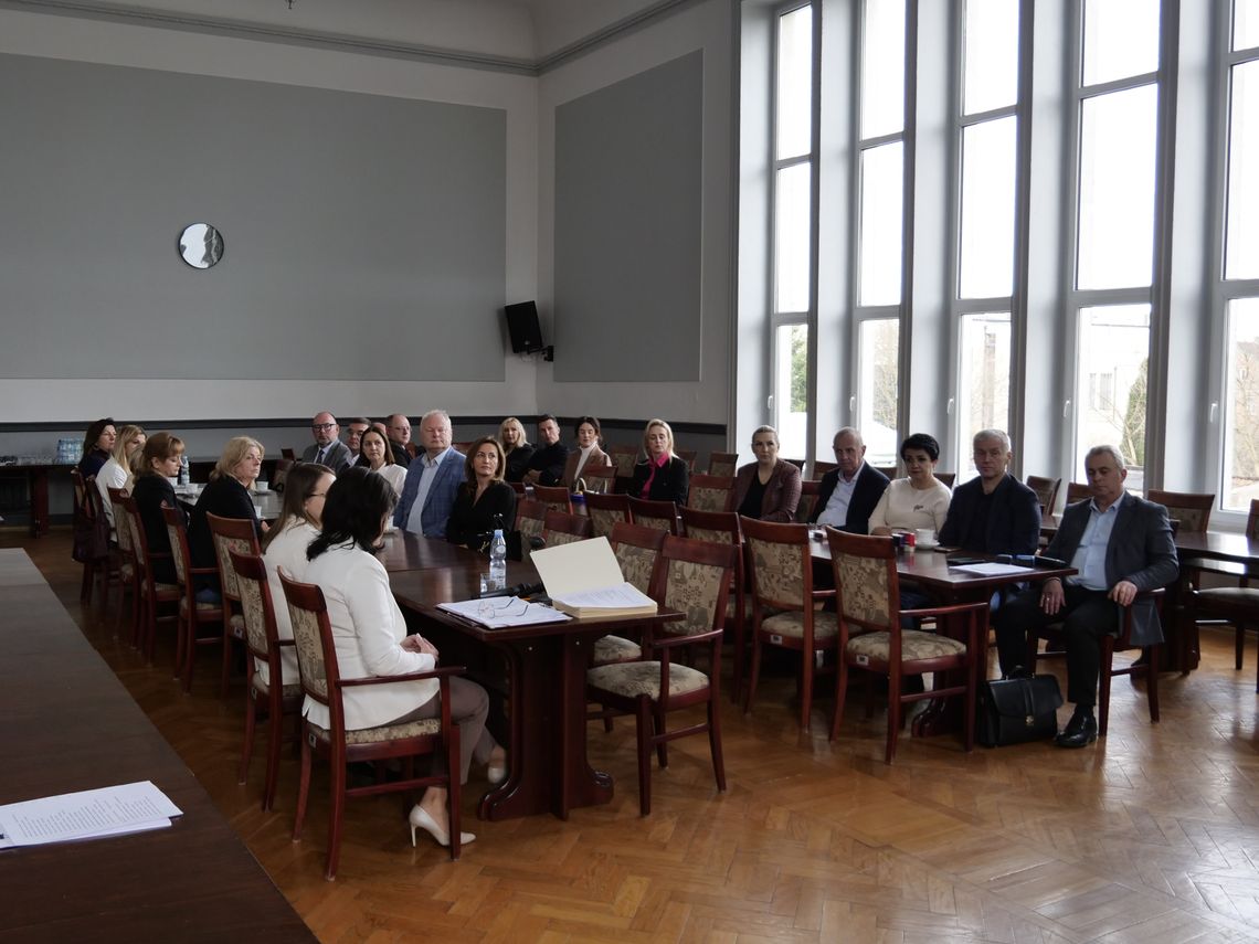 "Wyjście z klasą" – 31 szkół dostało dofinansowanie na wycieczki kulturalne Spotkanie w sprawie umów na "wyjścia z klasą"