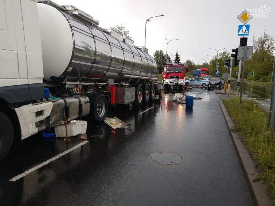 Wypadek cysterny sparaliżował ruch na pętli miejskiej (zdjęcia)