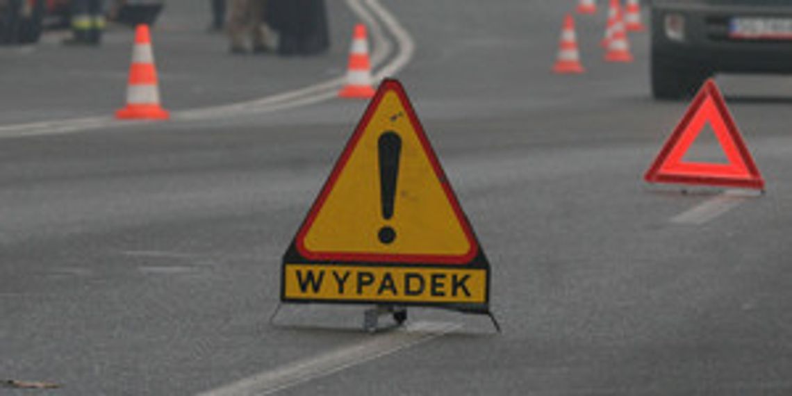 Wypadek na DK nr 60 w Makowie Mazowieckim. Dachowanie toyoty po uderzeniu ciężarówki