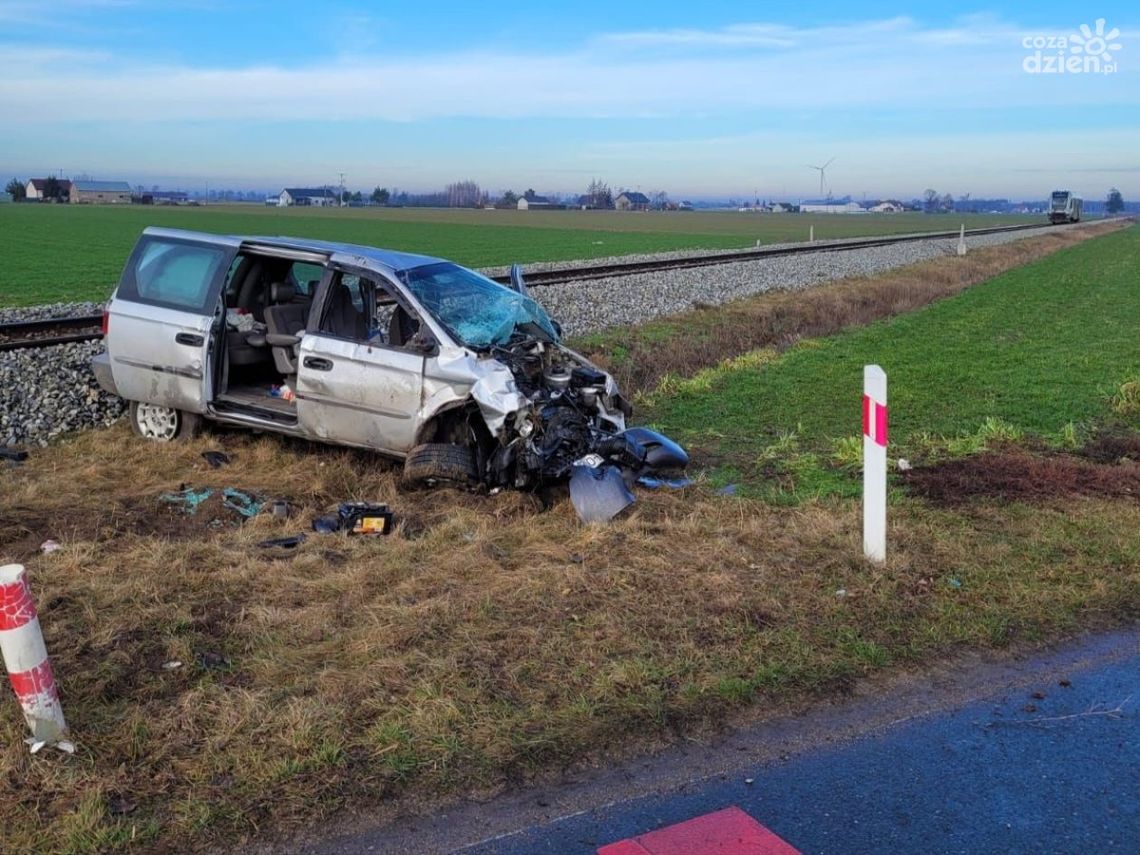 Wypadek na przejeździe kolejowym w Kaczorowach - szynobus zderzył się z samochodem osobowym