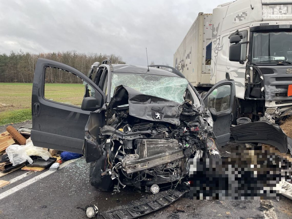 Wypadek pod Glinojeckiem. Kierowca osobówki zmarł w szpitalu