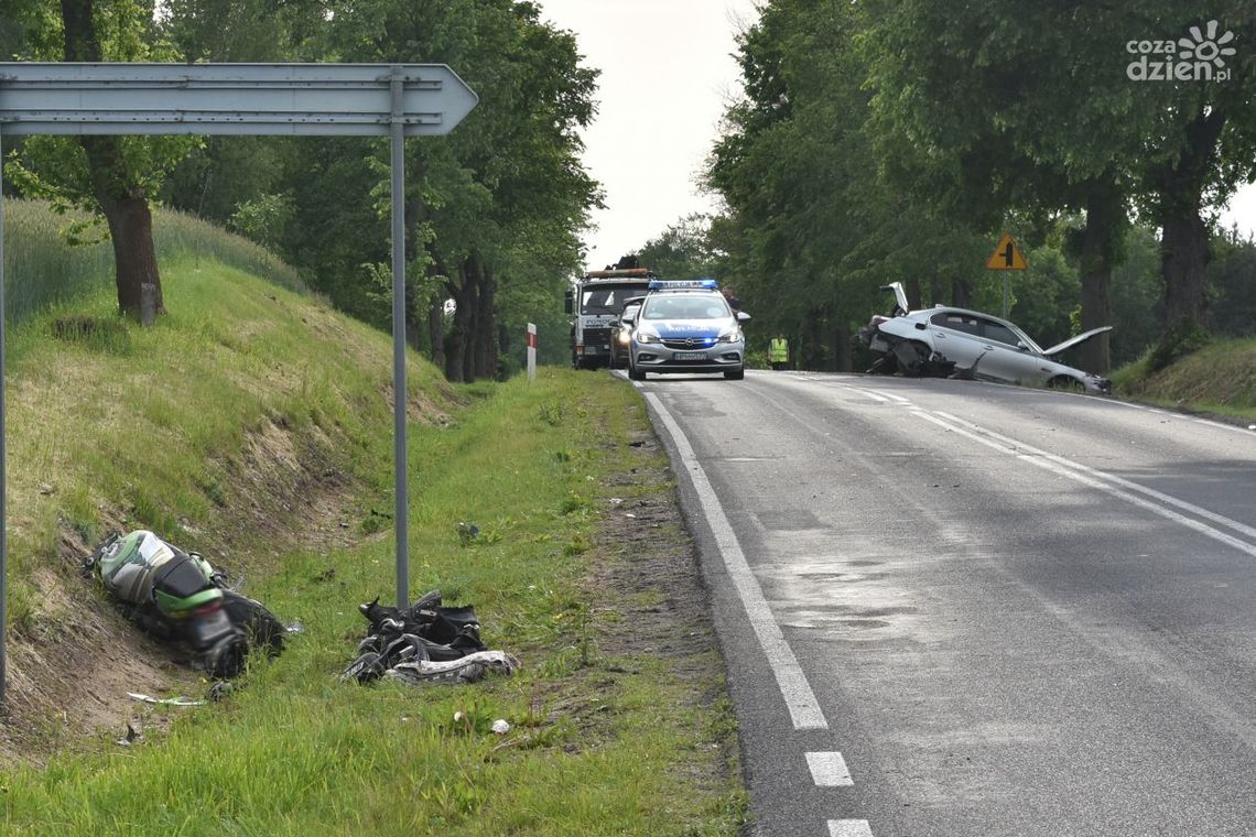 Wypadek pod Mławą, ciężko ranny motocyklista (zdjęcia)
