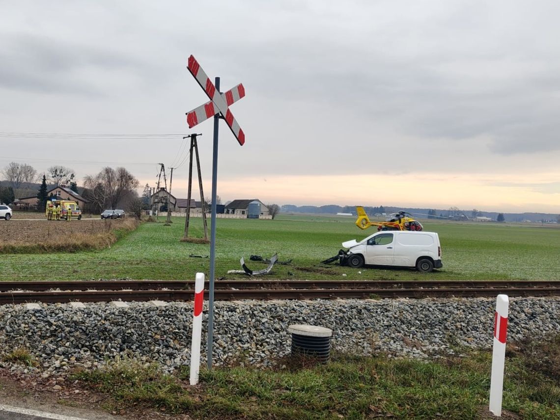 Wypadek pod Płońskiem: Szynobus zderzył się z autem na niestrzeżonym przejeździe Miejsce zderzenia szynobusu z samochodem