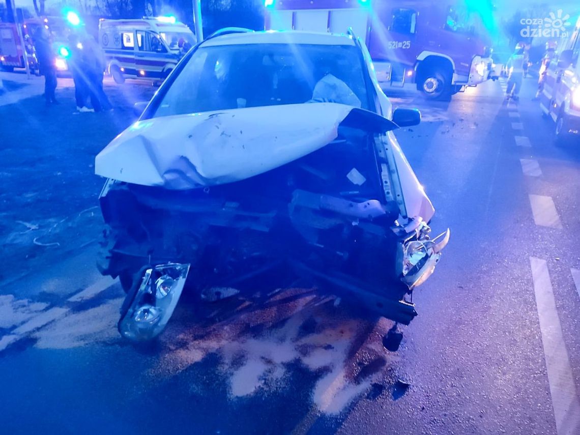 Wypadek w Mławie: 18-latka wymusiła pierwszeństwo – ranna kobieta trafiła do szpitala