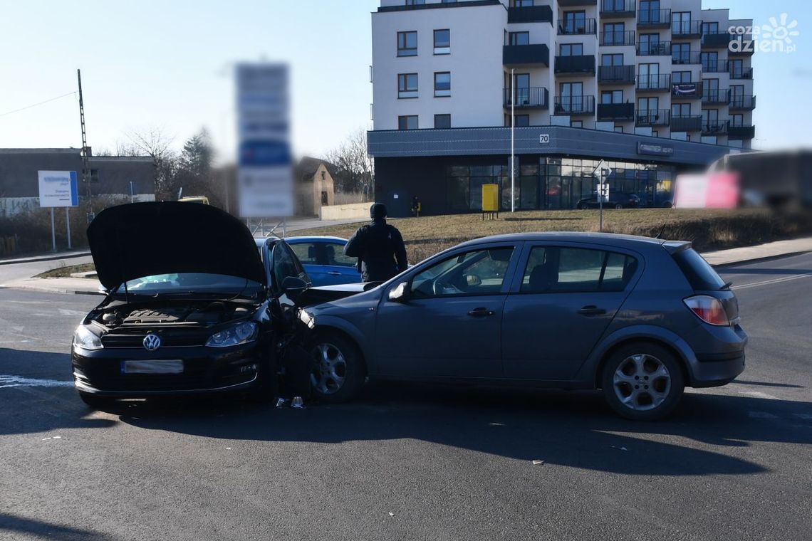 Wypadek w Mławie - dwie osoby w szpitalu po zderzeniu na Sienkiewicza