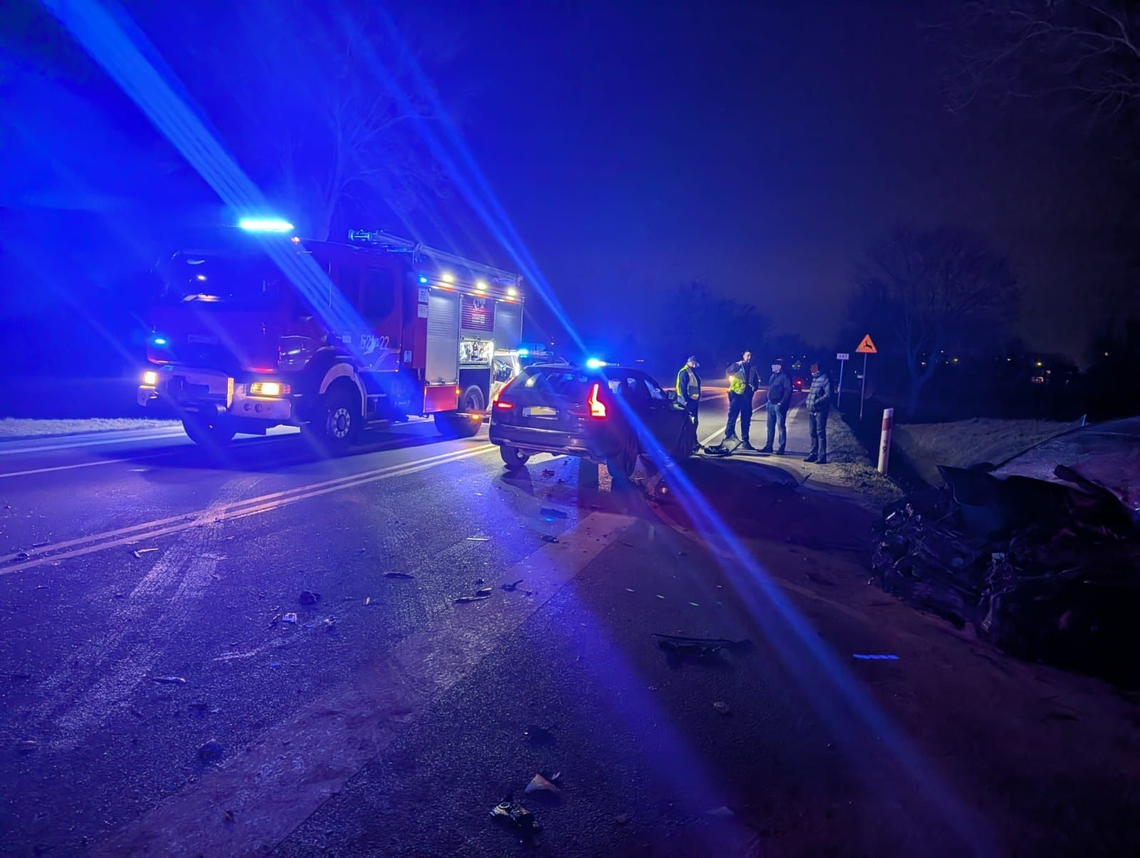 Wypadek z udziałem 3 aut, w tym beczkowozu