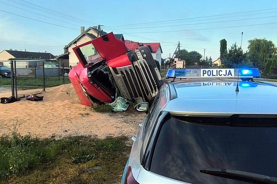 Wypadek we Wróblewie. TIR w rowie, ranna 19-letnia pasażerka trafiła do szpitala w Ciechanowie