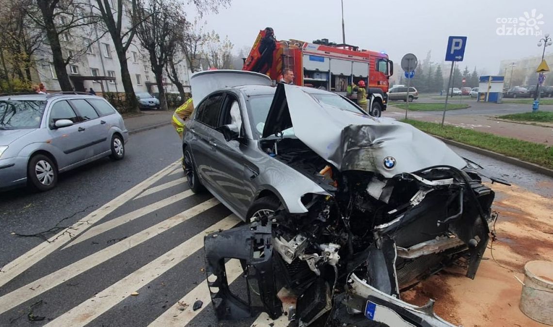 Wypadł z drogi i uderzył w drzewo. Groźny wypadek na 17 Stycznia
