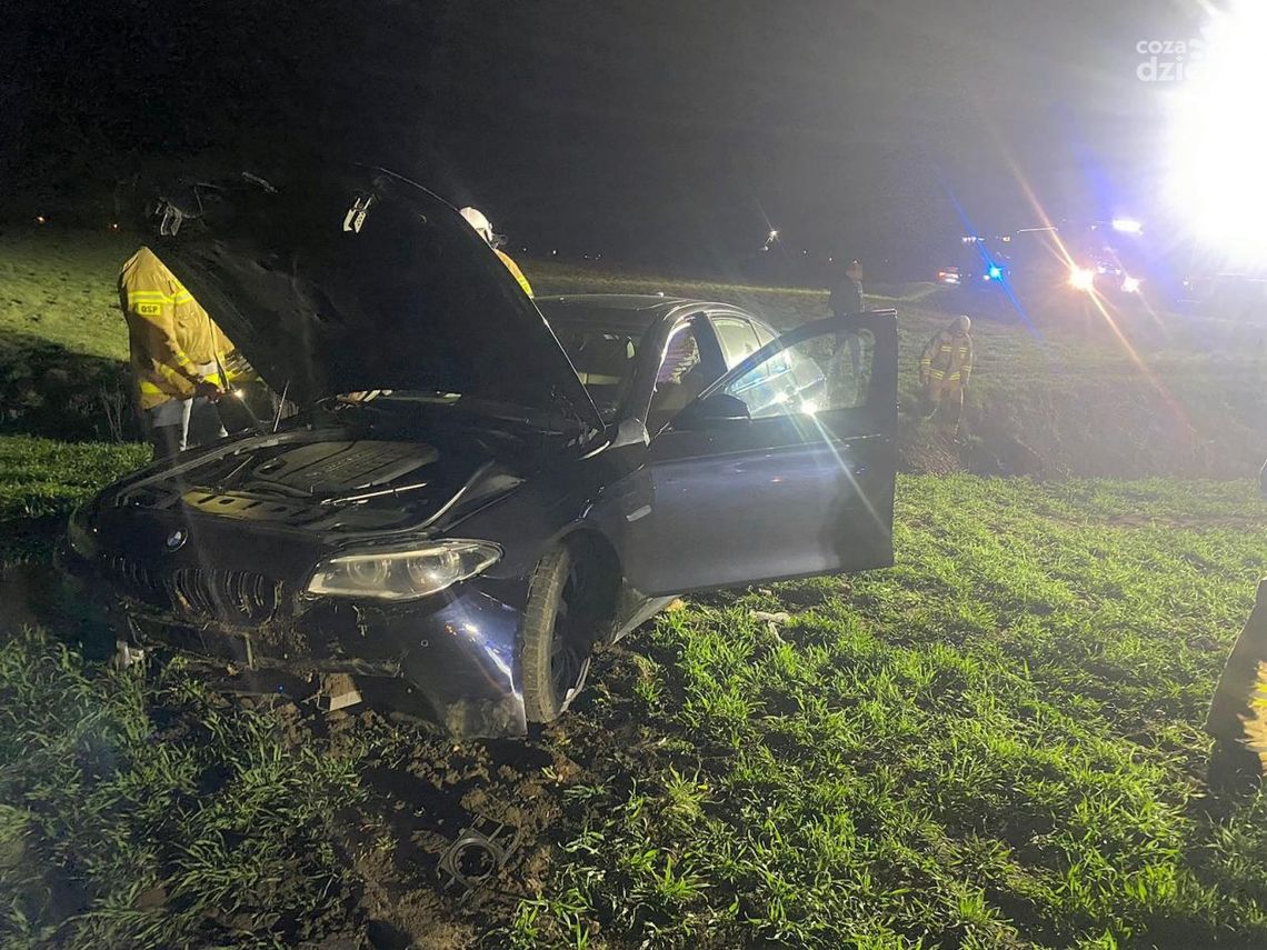 Wypadł z drogi. Jedna osoba poszkodowana