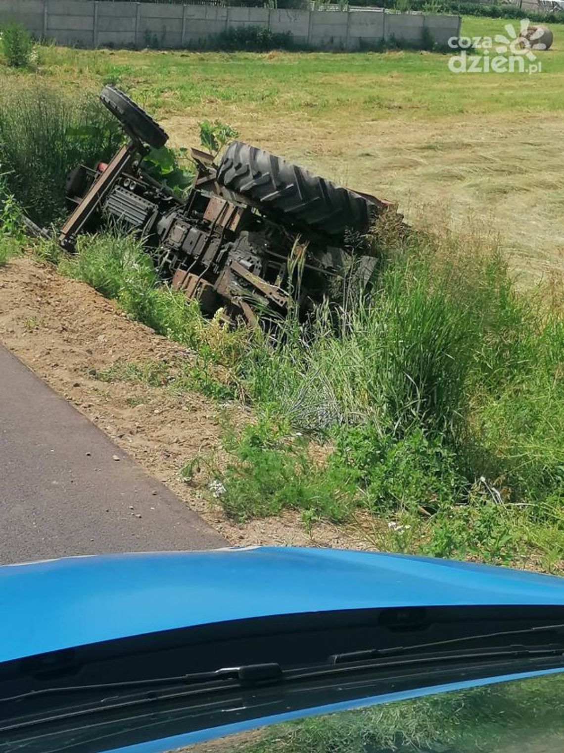 Wypity alkohol nie pozwolił mężczyźnie dotrzeć do domu traktorem. Pojazd został w rowie