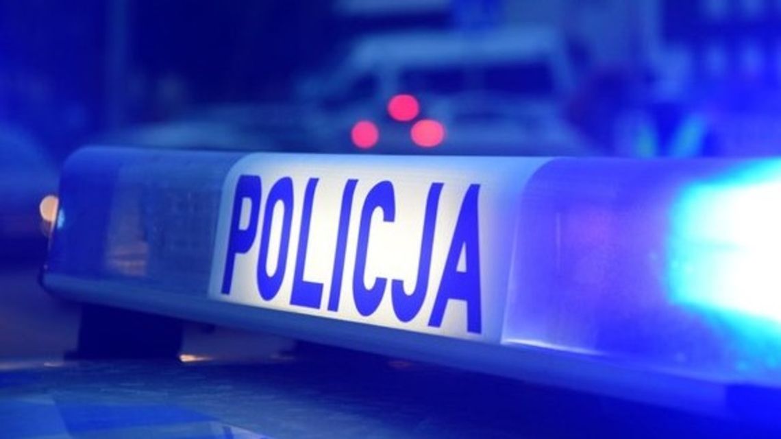 Wyprzedzał mimo zakazu na DK50. Podczas kontroli wyszło na jaw, że nie ma uprawnień Podświetlony napis „POLICJA” na belce świetlnej radiowozu