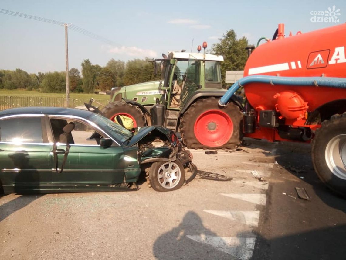 Wyprzedzał na ciągłej, wylądował na ciągniku