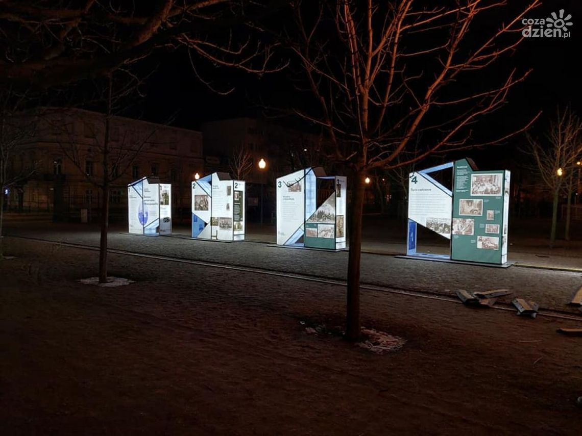 Wystawa plenerowa oparta na archiwach domowych jest do obejrzenia w Mławie