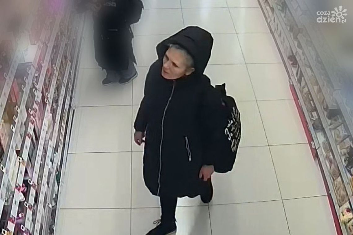 Wyszła ze sklepu i zapomniała zapłacić. Szuka jej policja