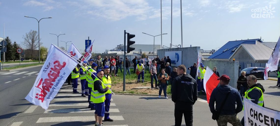 Wyższych płac domagają się pracownicy wielkiej firmy papierniczej w Ciechanowie. Strajkują bezterminowo, do skutku Wyższych płac domagają się pracownicy wielkiej firmy papierniczej w Ciechanowie. Strajkują bezterminowo, do skutku