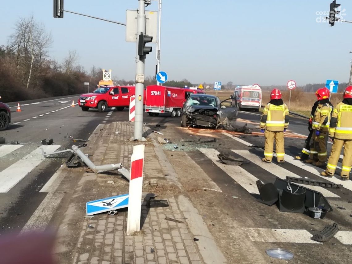 Z ostatniej chwili! Poważny wypadek na krajowej siódemce (akt.)