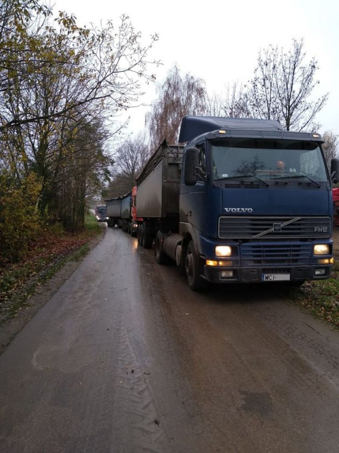 Zablokowana droga powiatowa 1206W. Powodem załadunek buraków